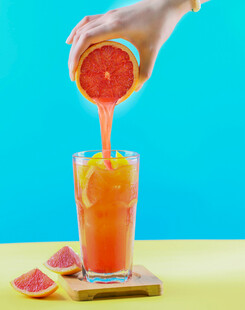 鲜榨红柚汁 倒入玻璃杯