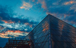 黄昏下的现代建筑