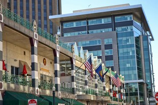 城市中多彩旗帜装点的建筑