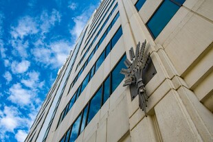 高楼外墙的独特金属装饰