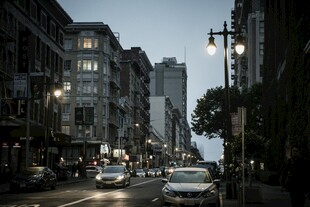 城市街道黄昏时的车水马龙