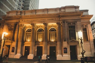 古典风格的宏伟建筑外观