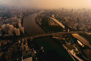 城市河流与桥梁俯瞰景观