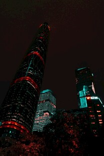 夜下璀璨高楼景观