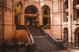 宏伟古典建筑内的壮观楼梯