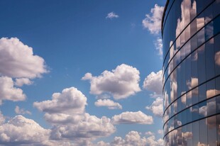 蓝天旁的现代玻璃建筑