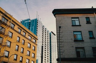 城市中错落的多彩建筑