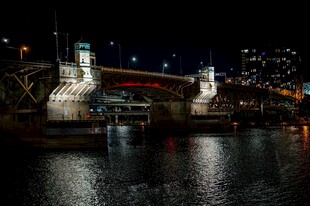 夜晚河畔桥梁璀璨夜景