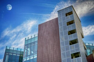 现代高楼与蓝天白云景观