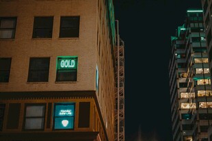 夜晚城市建筑灯光景象