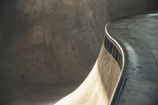 滑板场地的弧形坡道