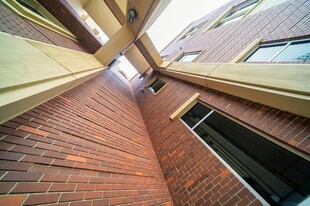 仰视红砖建筑内景