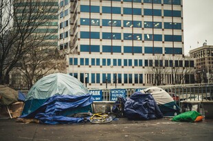 城市街头的临时帐篷群