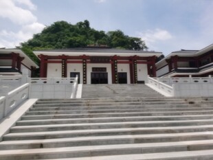 中式古建筑前的石阶景观