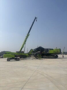 户外停放的多台大型起重机
