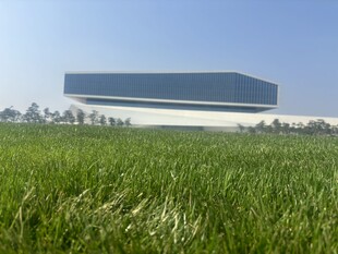 田野上的神秘悬浮长方体