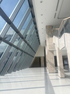 现代玻璃建筑室内空间