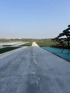 宽阔平坦的户外滑冰场