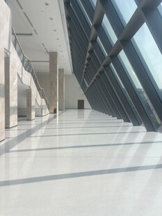 现代宽敞的玻璃走廊空间