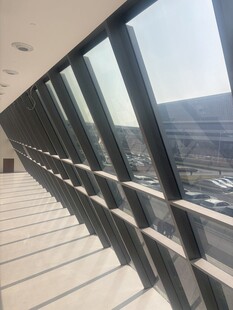 现代建筑通透玻璃观景长廊