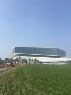 现代化建筑旁的开阔草地