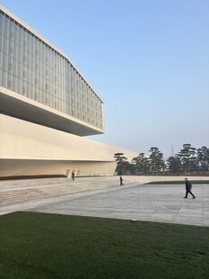 现代建筑前的开阔广场