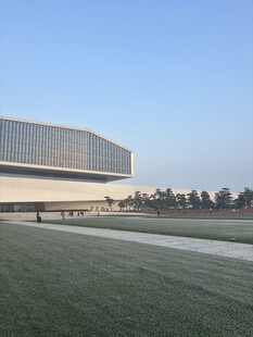 现代风格大型建筑外观