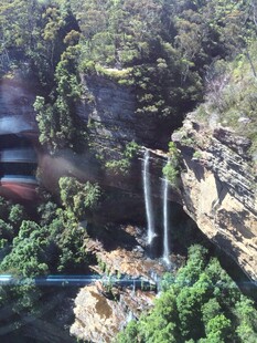 壮观山间瀑布自然美景