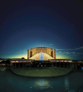 夜晚璀璨的宏伟建筑景观