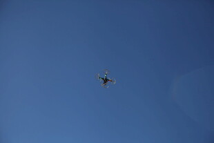 蓝天中翱翔的无人机