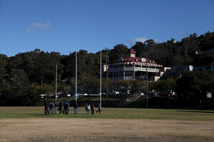 户外开阔场地与远处建筑