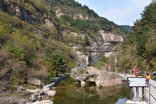 山间秀丽水景与栈道风光