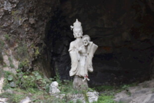 洞穴中的神秘雕像