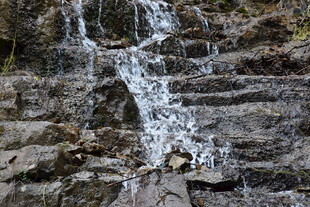 山间小瀑布 灵动自然美