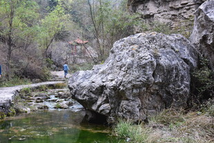 山间溪流旁的嶙峋岩石