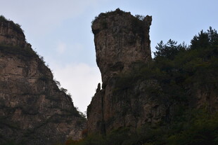 奇峰耸立山间