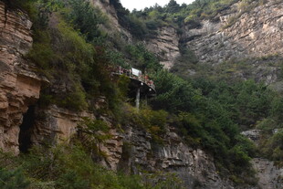 山间峭壁处的独特景致