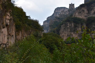 山间峡谷绿意盎然的景致