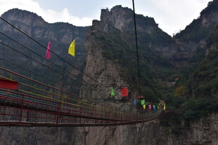 险峻山间的多彩吊桥景观