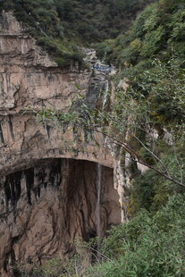 壮观峡谷中的天然石桥