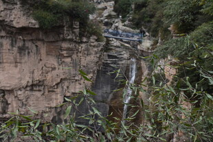 悬崖边的神秘机械装置