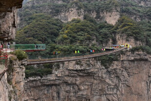 悬崖上的惊险索道