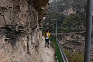 悬崖步道上的徒步者