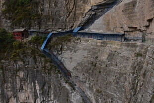 悬崖上的蜿蜒栈道