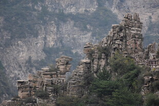 奇峰罗列的壮丽山景