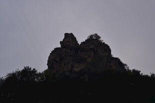 黄昏下的独特山峰轮廓