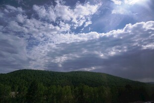 山峦之上的多云天空