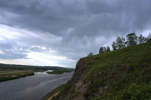 河畔山峦间的阴沉天空