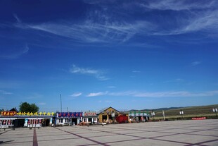 开阔广场与蓝天美景