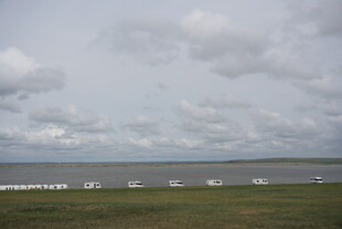 草原上的白色帐篷景观